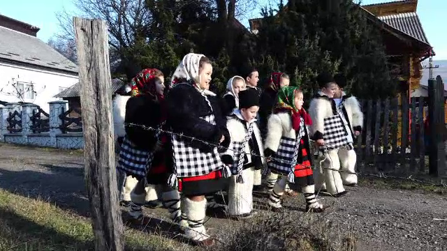 Tinerii și copiii din Maramures se pregătesc temeinic pentru seara de Ajun, când vor pleca la colindat