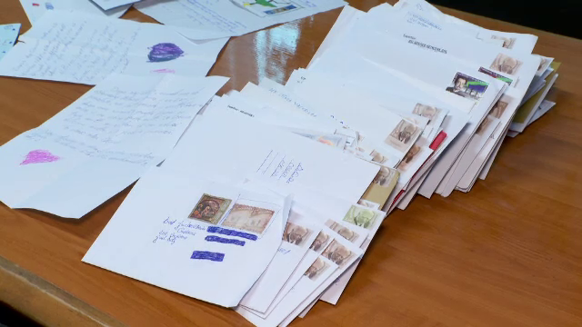 Sute de scrisori trimise de copii lui Moș Crăciun au ajuns la Poșta din Arad. Angajații promit că toate vor ajunge în Laponia