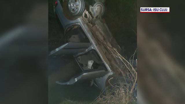 O mașină a plonjat într-un râu din Cluj. Pompierii au găsit autoturismul gol