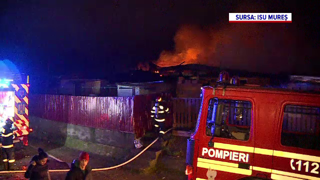 Incendiu de proporții în Sighișoara: Un bărbat a murit carbonizat, iar 11 familii au rămas pe drumuri