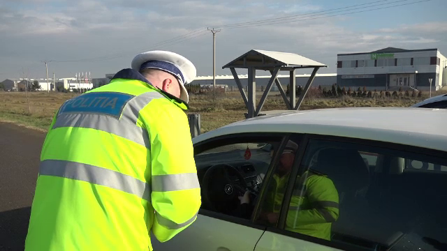 Polițiștii din Alba Iulia au oprit zeci de șoferi pentru a le împărți căști bluetooth. Ce scop are această inițiativă