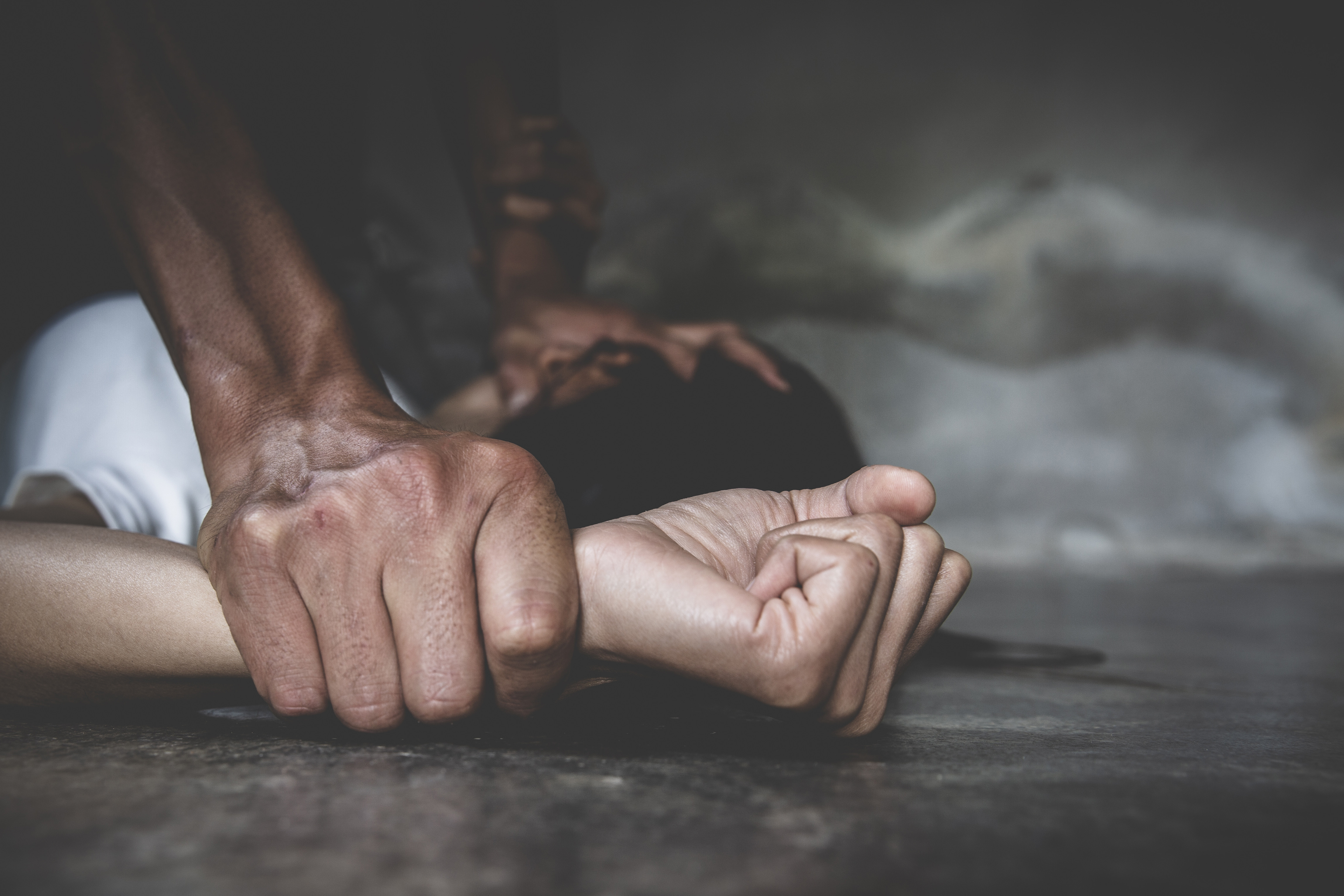 O fată a fost violată de trei băieți într-o pădure din Arad. Unul dintre suspecți are 13 ani