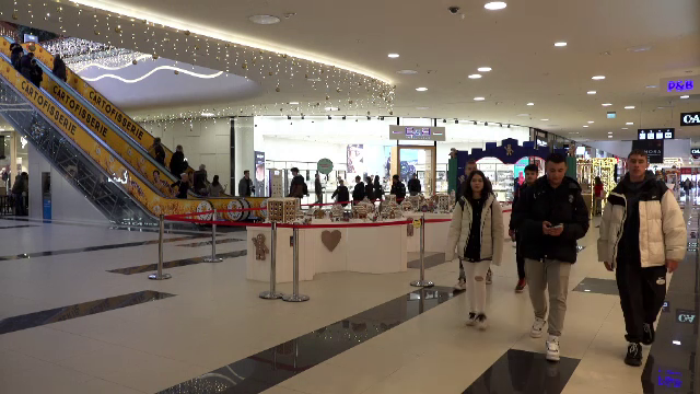 Românii se plâng că le e greu, dar cumpără mai mult ca niciodată. Produsele de înfrumusețare, cele mai căutate