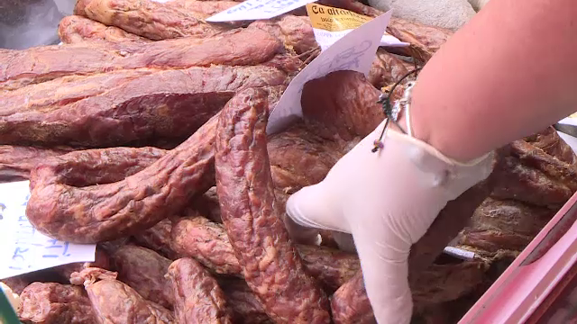 Românii adoră bunătățile de porc pentru masa de Crăciun, dar nu prea au de unde să le cumpere. Ce zice ministrul Agriculturii