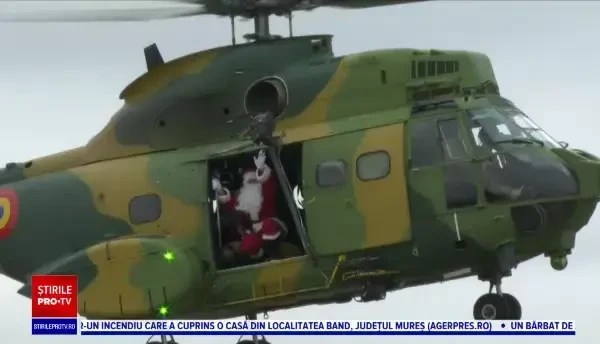 Moș Crăciun a venit deja cu daruri pentru copiii militarilor, într-un elicopter, la baza Mihail Kogălniceanu