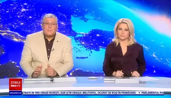 Un brad din cărți a fost ridicat în Universitatea din Craiova. Studenții au muncit 12 ore și au folost peste 2.000 de volume