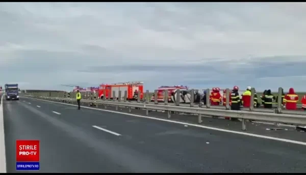 Microbuz cu 9 pasageri, răsturnat în afara șoselei, la Nădlac. A fost activat Planul Roșu de Intervenție: O persoană a murit