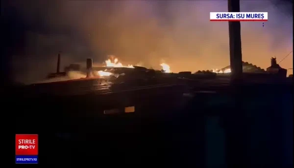 Incendiu de proporții în Sighișoara: Un bărbat a murit carbonizat, iar 11 familii au rămas pe drumuri