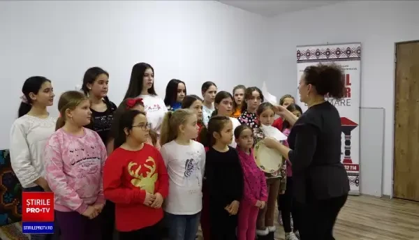 Tinerii și copiii din Maramures se pregătesc temeinic pentru seara de Ajun, când vor pleca la colindat