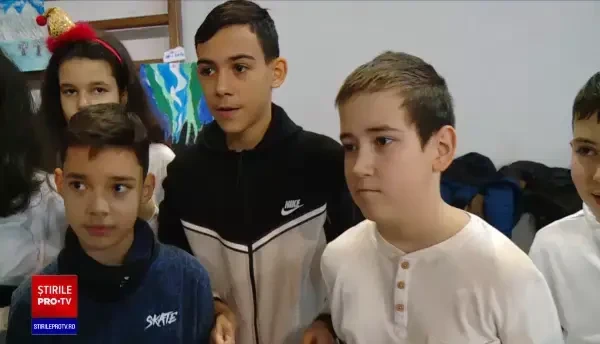 Au revenit târgurile de Crăciun în școli. Cu banii strânși, elevii îi ajută pe copiii mai puțin norocoși