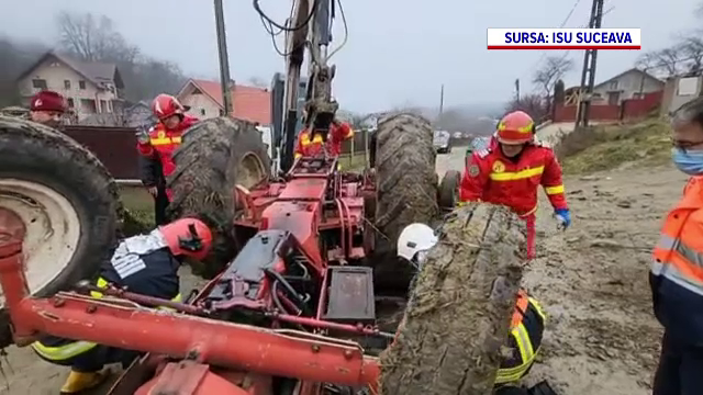 Tânăr de 23 de ani din Suceava, la un pas de moarte. S-a răsturnat cu tractorul și a rămas prins sub el