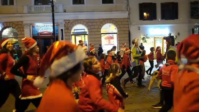 Cursă de Moși și Crăciunițe, la Sibiu. Participanții la maraton au alergat pentru un scop nobil