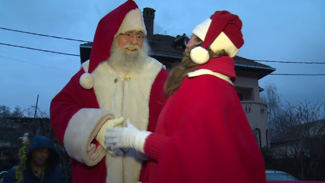 Moş Crăciun și Crăciunița au ajuns la Târgoviște, cu un alai de personaje desprinse din povești