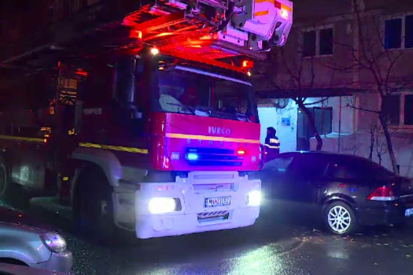 O țigară aprinsă a dus la un incendiu, în Sectorul 6. Pompierii au intervenit rapid