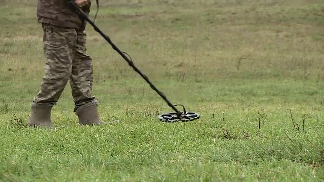 Descoperirea făcută de un bărbat cu detectorul de metale, într-o pădure din Giurgiu. Ce a găsit în pământ