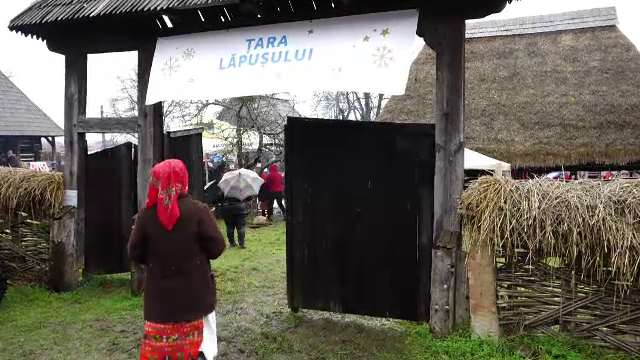 Crăciunul își face deja simțită prezența pe străzile din Maramureșul istoric. Oaspeții sunt primiți cu colinde și bunătăți