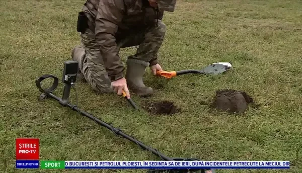 Descoperire de mulţi bani, în judeţul Olt. Un fost polițist a descoperit o adevărată comoară antică în pădure
