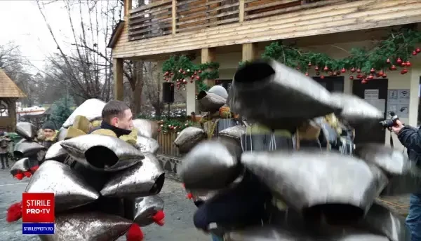 Crăciunul își face deja simțită prezența pe străzile din Maramureșul istoric. Oaspeții sunt primiți cu colinde și bunătăți