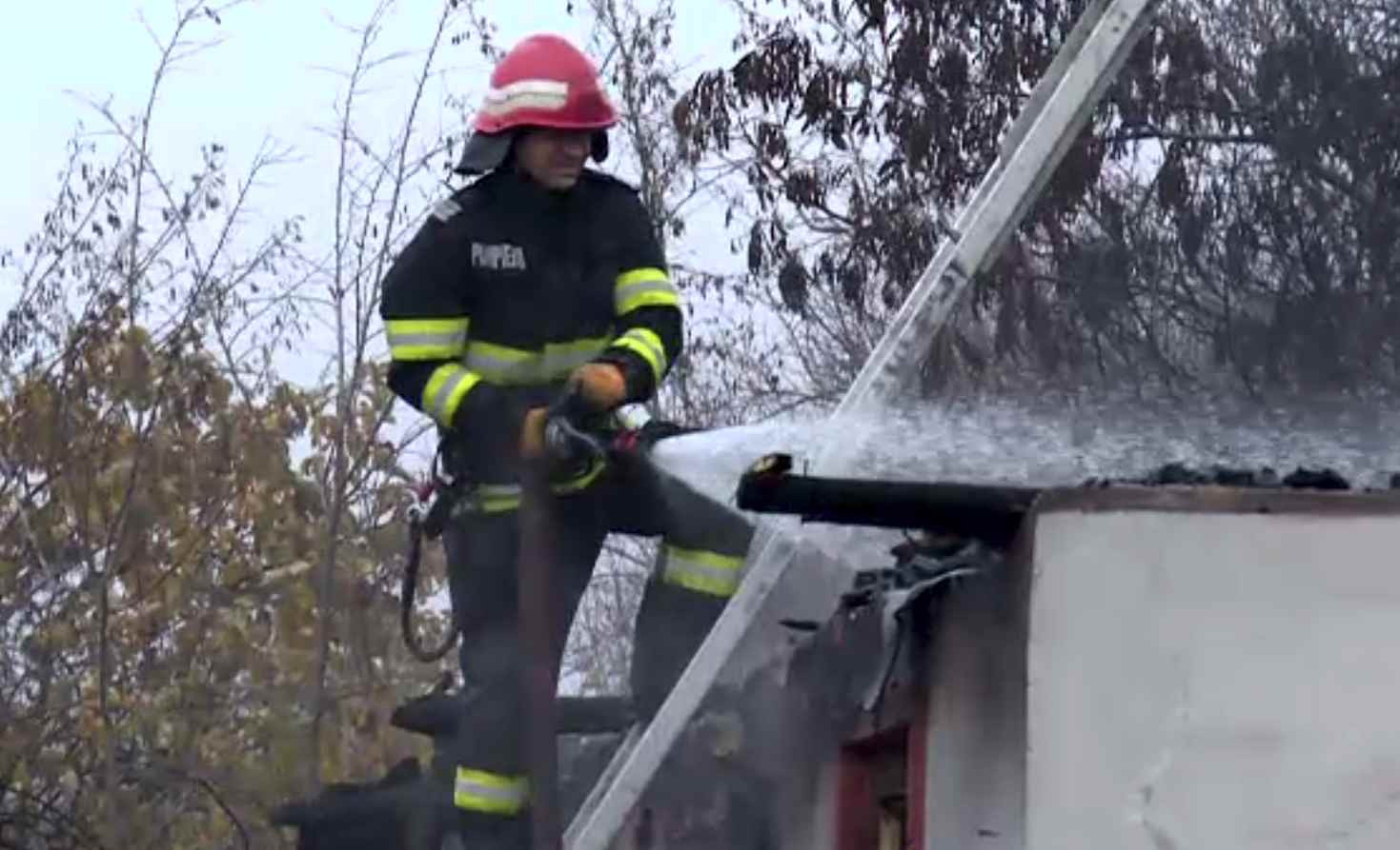 Bătrână carbonizată în locuință, în Dâmbovița. Nu se putea deplasa fără cadru