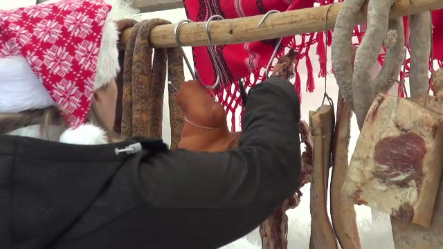 Târg de Crăciun la Bacău. Producătorii locali au adus pentru oaspeţi ce au avut mai bun în cămară