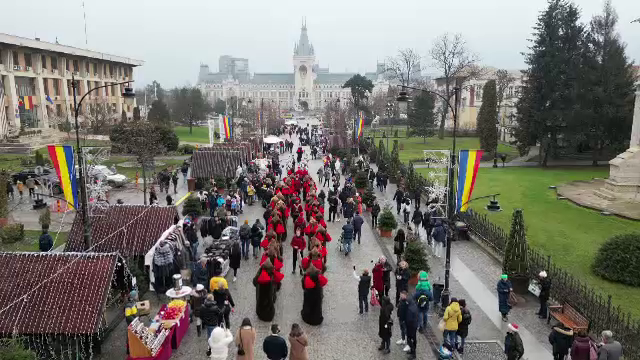 Urşii de la Comăneşti au făcut spectacol pe străzile Iașiului la parada Festivalului de Datini şi Obiceiuri