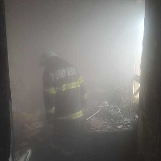 Incendiu la o creşă şi un adăpost social din Huși. Două persoane au fost transportate la spital cu arsuri