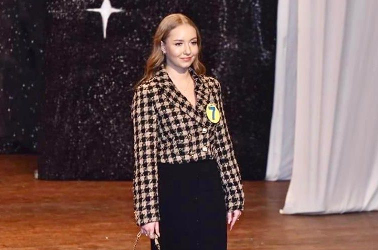 Miracol de Crăciun. Ea este Alexia, copila căreia doctorii din Iași i-au replantat brațele după o operație de 20 de ore VIDEO