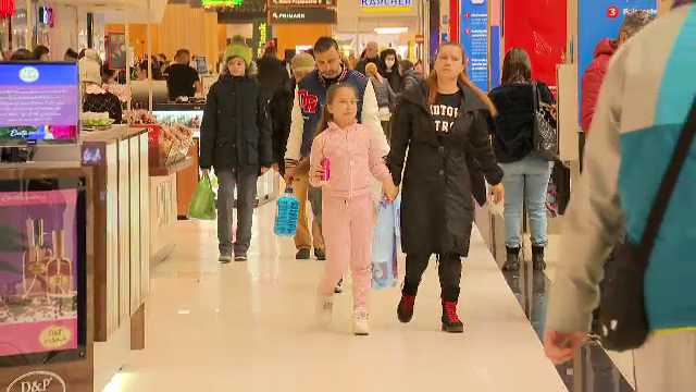 Românii au luat cu asalt magazinele și piețele pentru ultimele cumpărături înainte de Crăciun. Ce pun pe masă în acest an