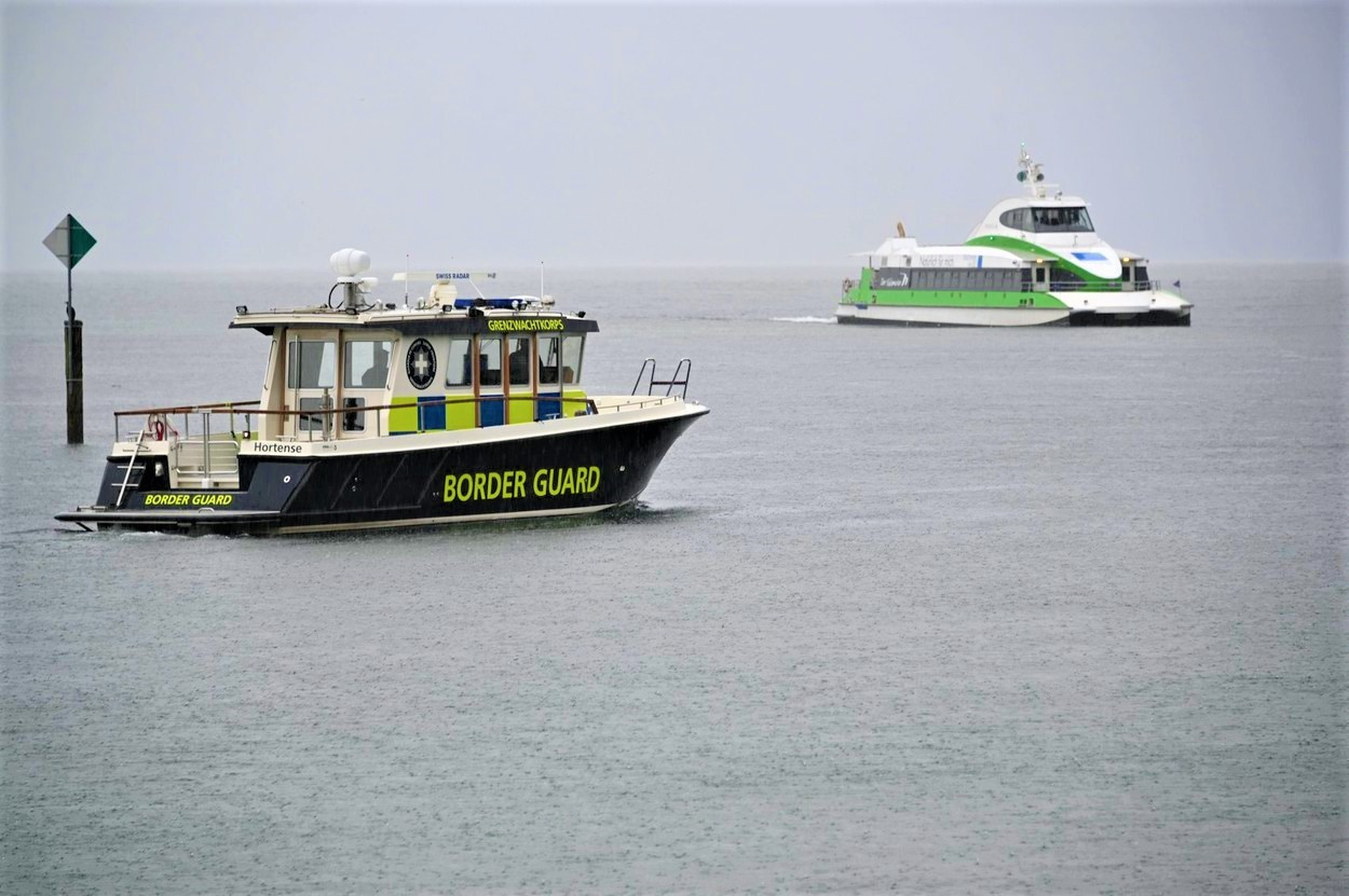 O bilă de 800 de kilograme, plină cu 230 de litri de gin, a fost furată de pe fundul unui lac din Elveția | FOTO