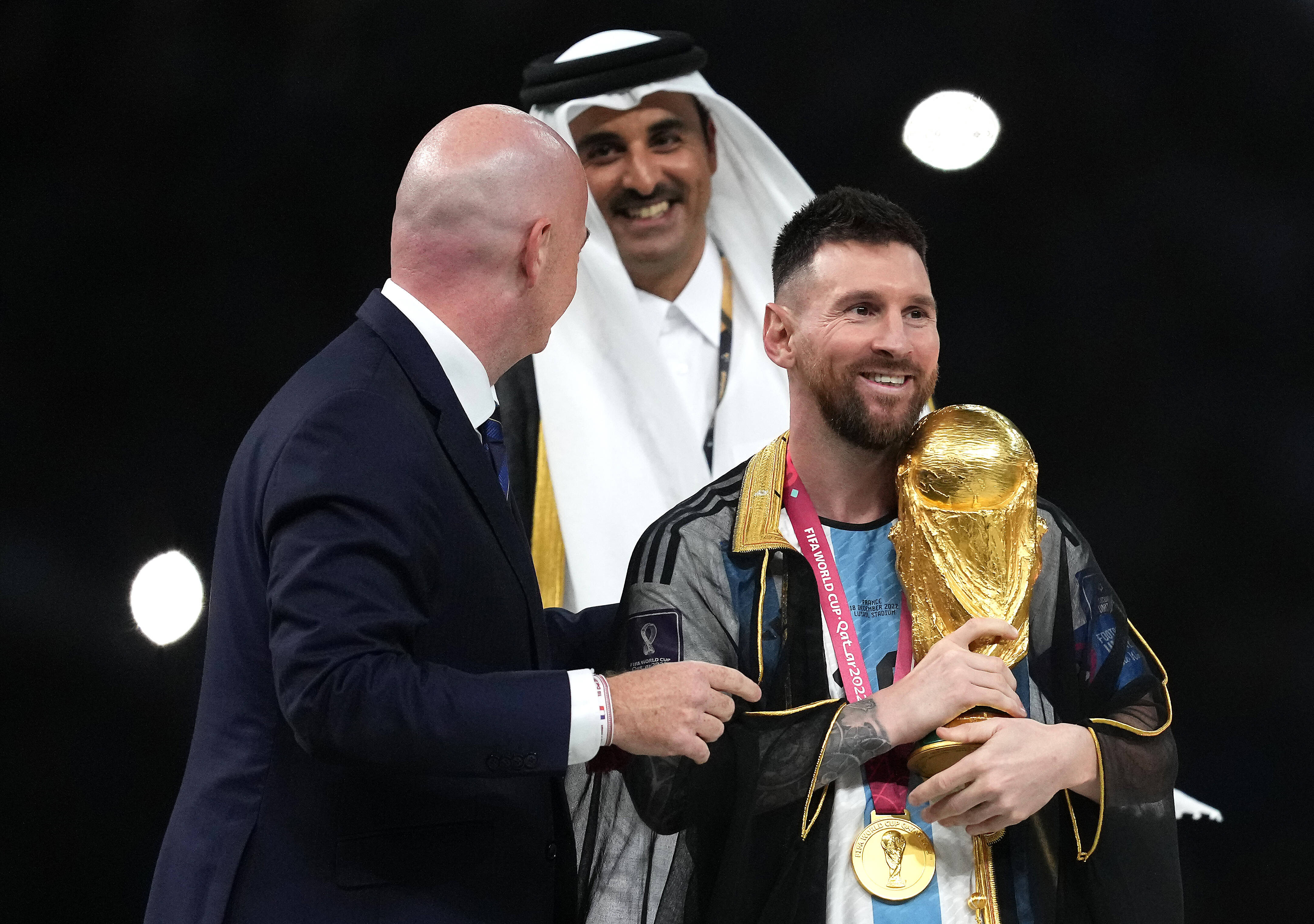 Controverse în Qatar. Ce reprezintă costumul purtat de Messi în timpul decernării trofeului Cupei Mondiale | FOTO