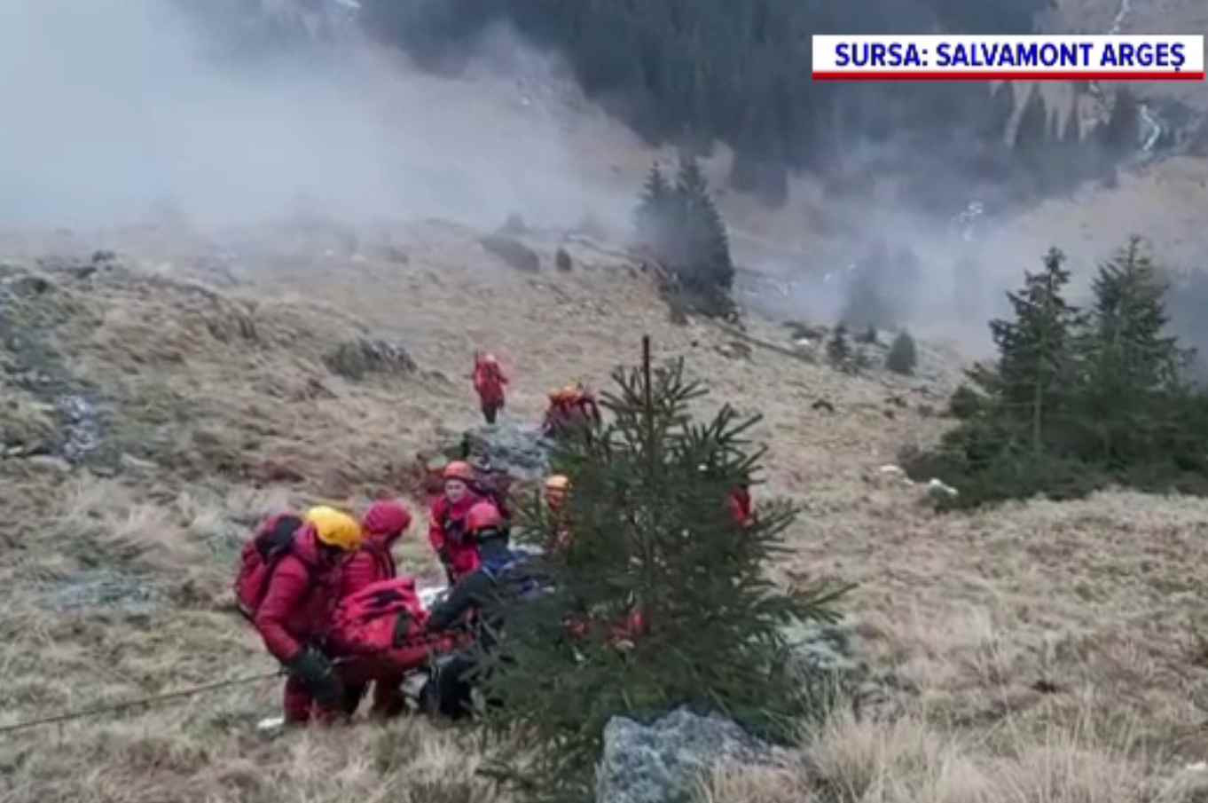 Turist căzut într-o râpă, salvat după aproape o zi. Salvamontiștii au rămas blocați