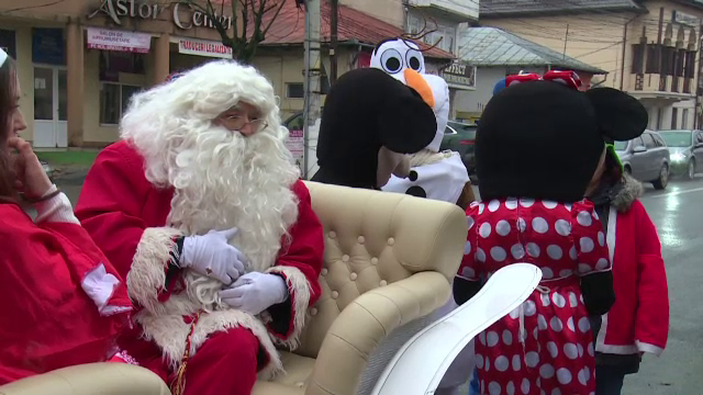 Moș Crăciun a venit în caleașcă în Dâmbovița, unde s-a întâlnit cu cei mici și le-a oferit cadouri