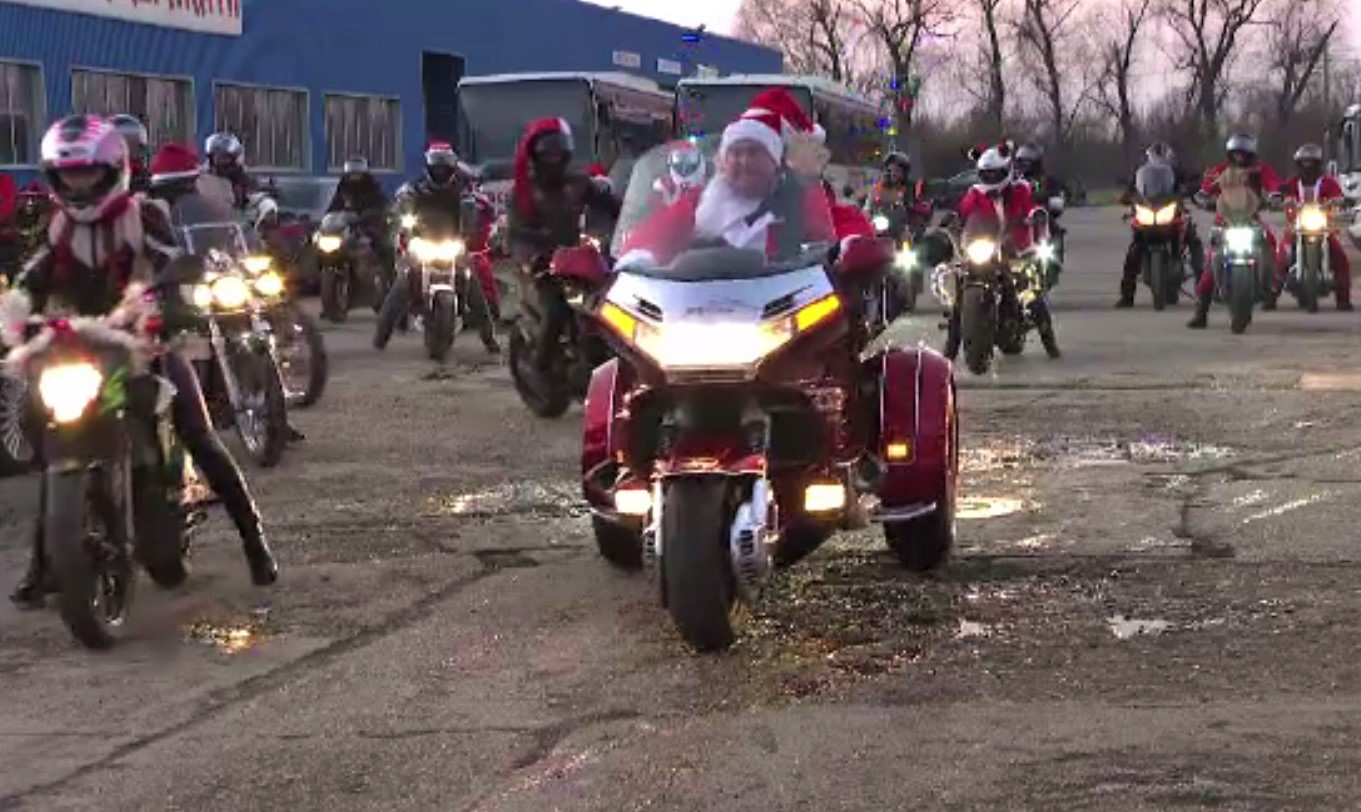 Cadouri pentru copiii nevoiași din Timișoara, oferite de motocicliști costumați în Moș Crăciun