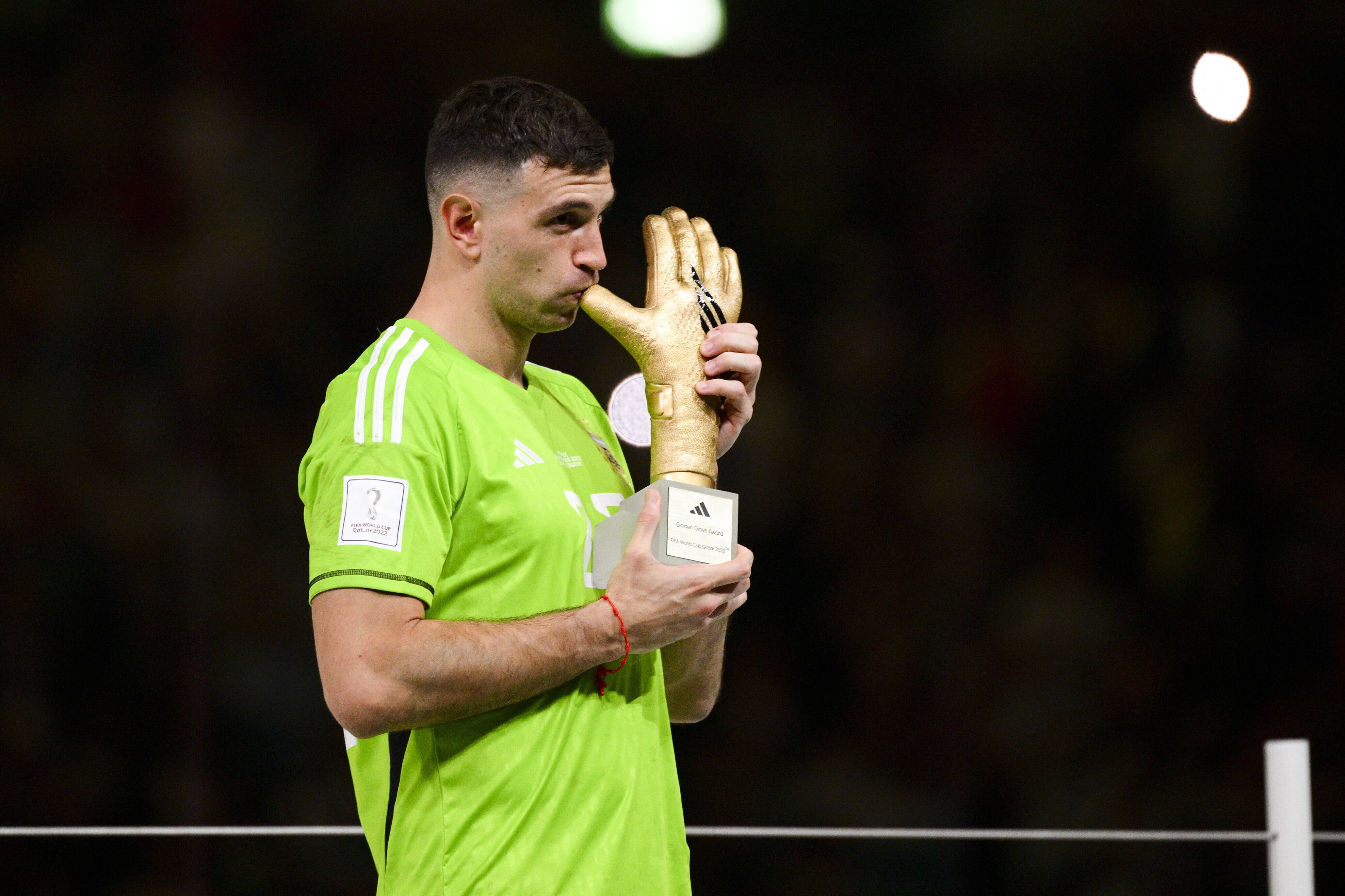 Argentinianul Emiliano Martinez continuă să &icirc;l ironizeze pe starul francez Kylian Mbappe. Fotografia care a uimit internetul