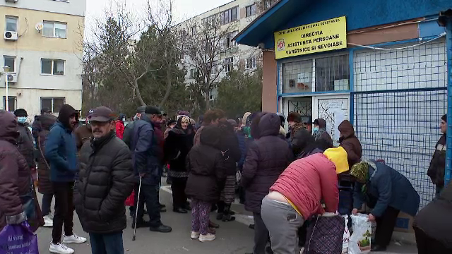 Sute de constănțeni au stat la coadă pentru a primi pachete cu alimente de la UE. Mulți au așteptat de la patru dimineața