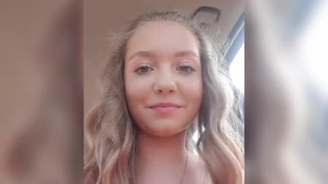 Alexia, copila cu brațele replantate a revenit la școală, după luni întregi. A fost primită cu aplauze de colegi și profesori