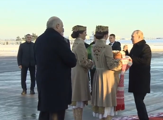 Putin, primit cu flori și pâine în Belarus. Momentul întâlnirii dintre președintele rus și Lukașenko VIDEO