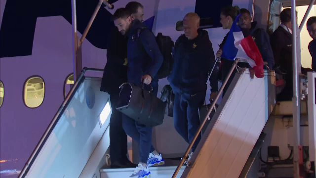 Reacția suporterilor la întoarcerea echipei Franței, după înfrângerea dureroasă din finala Campionatului Mondial. VIDEO