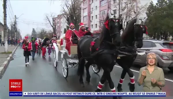 Moș Crăciun a venit în caleașcă în Dâmbovița, unde s-a întâlnit cu cei mici și le-a oferit cadouri