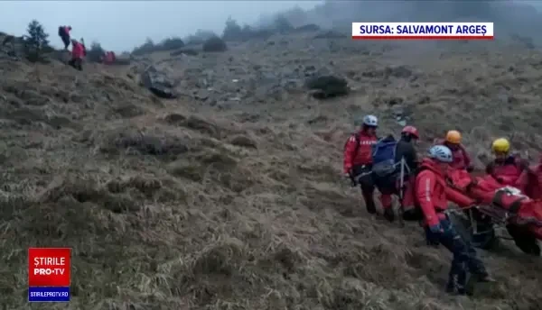 Turist căzut într-o râpă, salvat după aproape o zi. Salvamontiștii au rămas blocați