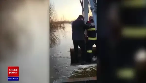 Cod portocaliu de inundații în județul Satu Mare. Pompierii au intervenit pentru a salva trei persoane din apele revărsate