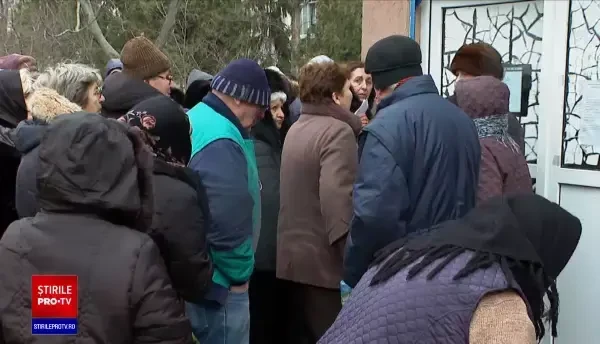 Sute de constănțeni au stat la coadă pentru a primi pachete cu alimente de la UE. Mulți au așteptat de la patru dimineața