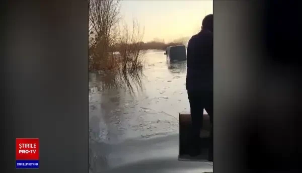 Cod portocaliu de inundații în județul Satu Mare. Pompierii au intervenit pentru a salva trei persoane din apele revărsate