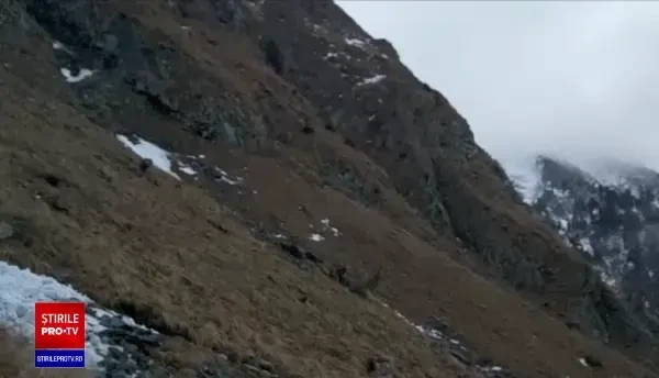 Tânăr de 21 de ani, salvat în ultimul moment după ce a căzut pe un traseu de munte. Rănit grav, a stat în frig 12 ore