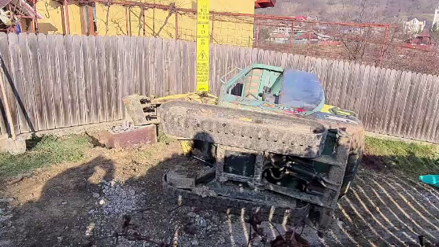 Sfârșit tragic pentru un bărbat de 45 de ani din Bacău. A fost prins între un excavator și un stâlp de electricitate