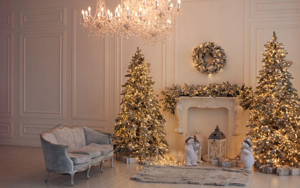 Consumul electric al luminițelor de Crăciun, într-un apartament. Cu cât încarcă factura lunar instalația din brad