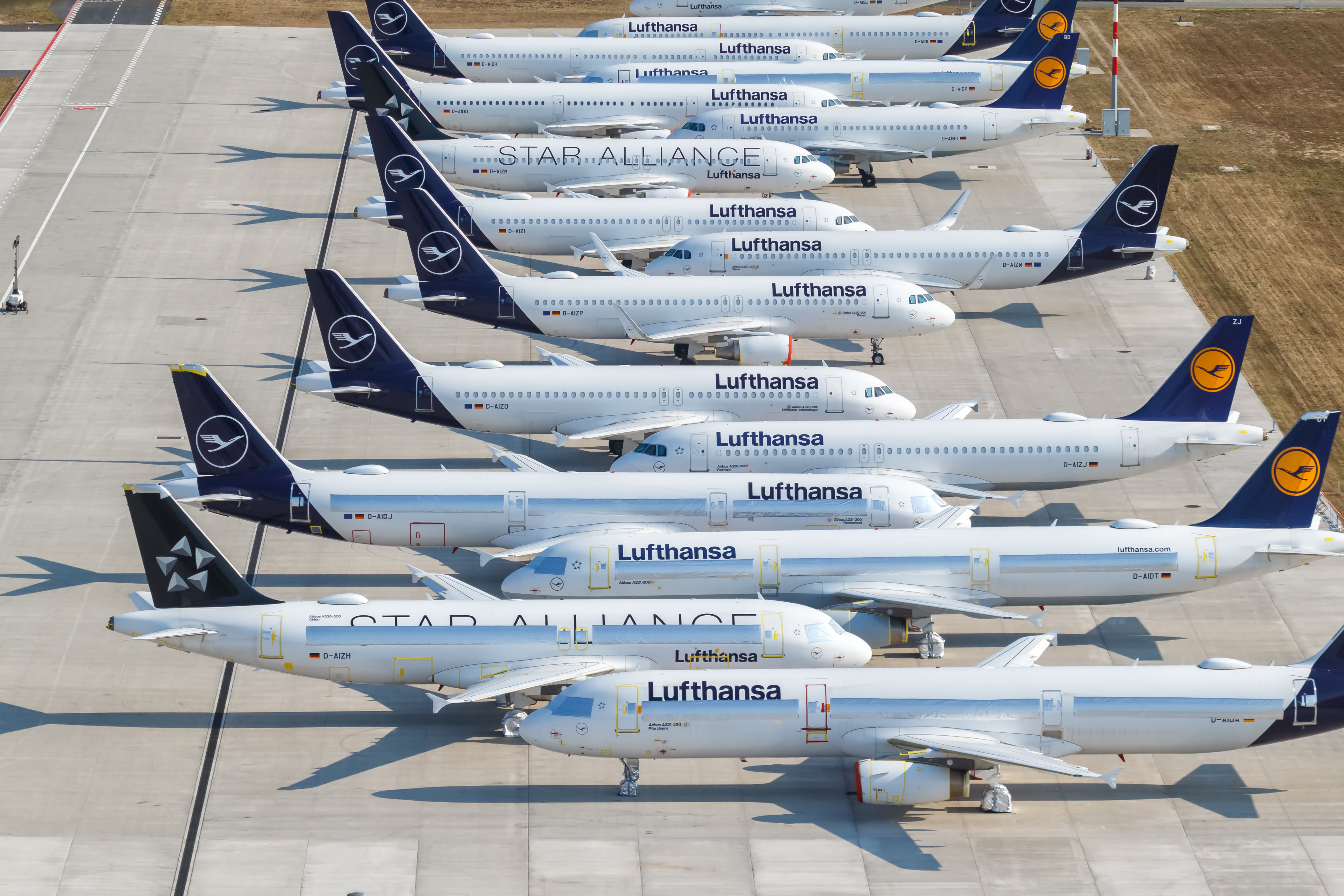 Șefii Lufthansa primesc bonusuri de milioane de euro, deși compania a fost salvată de stat de la faliment