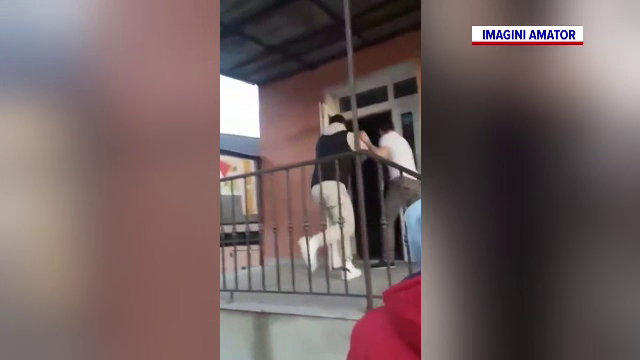 Bătaie ca în Vestul Sălbatic la o primărie din județul Bistrița-Năsăud. Primarul și angajații, bătuți cu bâte