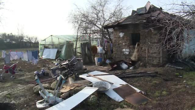 Doi tineri și-au pierdut bebelușul de 1 an într-un incendiu care le-a distrus casa. Mama plecase la magazin