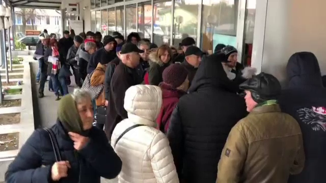 Cozi la sediile furnizorilor de energie pentru depunerea declarațiilor pentru preț plafonat la curent